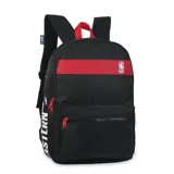 Mochila negra con detalles en rojo y logo de la NBA. Cuenta con un compartimento principal con cierre, un bolsillo frontal con cierre y dos bolsillos laterales de malla.