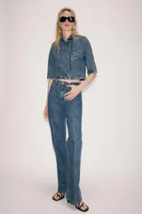 Jeans flare de tiro alto de Zara Woman Collection, en color azul con efecto lavado. Presentan un corte slim en la parte superior y perneras acampanadas con raya planchada al frente y dobladillo ancho. Incluyen cierre frontal con cremallera y botón.