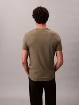 Remera de manga corta Calvin Klein confeccionada en tejido liquid stretch, con cuello redondo y logo de la marca bordado sutilmente en el pecho.