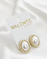 Par de caravanas Valente con forma ovalada, perla central y borde de pequeñas perlas doradas.