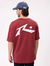 Gorra con visera curva de estilo clásico, confeccionada en algodón con efecto lavado. Presenta el logo de la marca Rusty bordado en el frente con letras en color rojo y borde blanco.