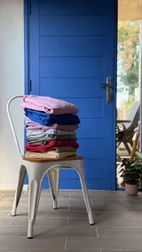 Canguro deportivo de tela suave con logo bordado, diseño holgado y mangas largas.