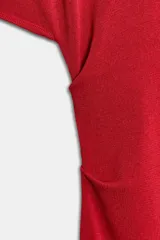 Vestido midi rojo confeccionado en punto, de cuello barco y manga corta, con detalles drapeados en los laterales.