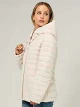 Campera ligera acolchada de la marca Tommy Hilfiger, con diseño de líneas horizontales, cierre frontal de cremallera, bolsillos laterales con cierre y capucha integrada con cordones ajustables.