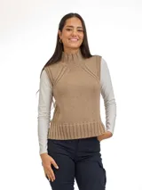 Chaleco de punto color beige, con cuello alto y diseño de tejido acanalado en cuello, sisas y ruedo.