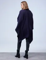 Ruana negra de tejido soft con ribete de cuero sintético.