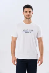 Remera azul de manga corta y cuello redondo, con texto bordado en el pecho.