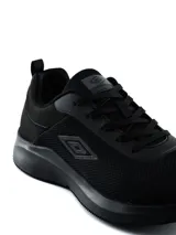 Championes de running Umbro modelo Argo, color verde militar con detalles en negro y suela blanca. Confeccionados en tejido de malla transpirable, cordones al tono y logo de la marca en el lateral.