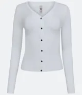 Cardigan blanco de punto con botones negros, escote en V y mangas largas. Marca Blue Steel.