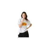 Remera blanca de manga corta oversize con cuello redondo y estampa ovalada frontal con efecto desgastado en tonos amarillo y rojo.