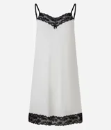 Camisón corto de color blanco, con escote en V adornado con encaje negro y tirantes finos ajustables. El ruedo también está decorado con un borde de encaje negro.