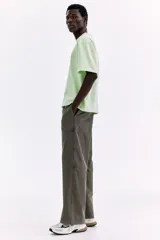 Pantalón jogger gris oscuro de punto grueso, con cintura elástica, cordón ajustable, bolsillos frontales de parche y piernas rectas.