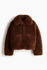 Campera de textura tipo sherpa en color marrón, con cuello clásico, cierre frontal y diseño de corte recto.
