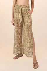 Pantalón de corte recto con pretina elástica y lazo para ajustar. Diseño con estampado abstracto en tonos amarillo, verde y violeta.
