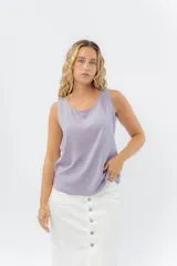 Musculosa amarilla pastel con escote redondo y detalle de lágrima en la espalda.