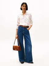 Camisa de viscosa color blanco con estampado de cadenas rosas y negras, cuello francés y corte amplio.