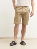 Bermuda color verde con bolsillos laterales y traseros.