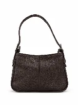 Cartera de cuero vacuno en color marrón, de diseño compacto, líneas simples y formato estructurado. Cuenta con correa corta ajustable para llevar al hombro y cierre superior.