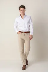 Pantalón de lino color beige, de corte recto y diseño clásico de cinco bolsillos.