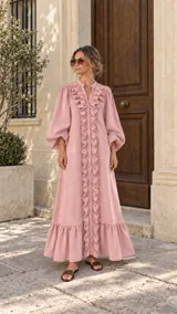 Vestido largo de estilo camisero color beige, con mangas abullonadas y volados frontales a lo largo de la botonadura.