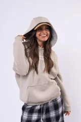 Canguro color marrón chocolate con capucha, bolsillo frontal tipo canguro y estampa pequeña en el pecho con el texto Nashville Hometown.