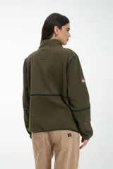 Buzo verde militar de poliéster con textura sherpa, cuello alto, cierre frontal y ribete en contraste azul marino.