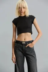 Remera crop negra de morley con foil, calce slim, escote redondo y mangas cortas.