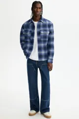 Sobrecamisa de franela suave con cuello inglés, tapeta lisa y bolsillos superiores con solapa. Presenta mangas largas con puños abotonados, canesú en la espalda y bajo recto.