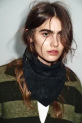 Chaqueta de punto con diseño de rayas horizontales en tonos verdes, cuello tipo polo y cierre frontal con botones forrados a tono.