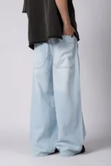 Jean baggy de corte amplio y relajado, color celeste claro, con diseño de pierna ancha y estilo urbano.