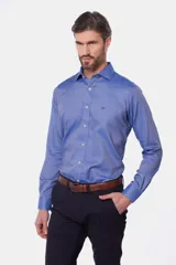 Camisa de manga larga color azul con micropadrón geométrico, cuello camisero clásico y cierre frontal con botones.