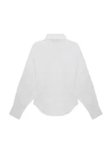 Camisa de manga larga confeccionada en popelina de algodón, con diseño de corte recto, cuello clásico, cierre frontal oculto y puños anchos con botón.