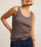 Blusa musculosa de ribana color blanco, con escote en U.