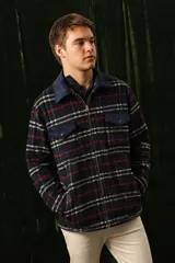 Campera de abrigo para hombre con diseño de cuadros tartán en tonos azul marino, rojo y blanco. Cuenta con cuello clásico, cierre frontal, bolsillos laterales y bolsillos en el pecho con solapa y botones.
