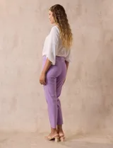 Pantalón recto color verde esmeralda de gabardina elastizada, marca Zac & Rachel. Pretina ancha con faja interna modeladora. Delantera con bolsillos simulados. Trasera con bolsillos ojal.