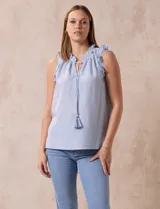 Blusa sin mangas color beige con rayas verticales finas, cuello redondo fruncido con escote en V y lazo con borlas.