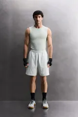 Musculosa deportiva de Zara Athleticz, confeccionada en tejido técnico elástico y transpirable. Presenta cuello redondo, diseño sin mangas y costuras planas termoselladas para mayor confort. Incluye detalle de logo en el dobladillo inferior.