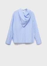 Blusa de manga larga con diseño de rayas verticales en tonos azul y blanco. Presenta un cuello redondo con un pañuelo integrado que cae sobre el pecho y puños abotonados.