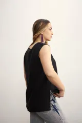 Blusa sin mangas color rosado con cuello redondo y corte holgado.