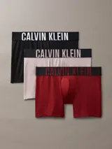 Pack de tres boxers largos de microfibra con cintura elástica distintiva de Calvin Klein. Incluye un modelo negro, uno beige y uno bordó.