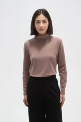 Polera de manga larga con cuello alto, confeccionada en tejido de punto suave.