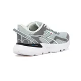 Championes de running Diadora modelo Mythos Blushield Volo 3 Glam, color gris con detalles en blanco y negro. Presentan una estructura de malla transpirable con refuerzos sintéticos, cordones blancos y suela con tecnología de amortiguación.