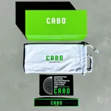 Lentes de sol unisex con montura cuadrada de plástico reciclado color verde oscuro y cristales verdes. Incluye estuche.