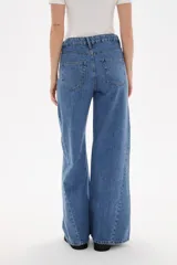 Pantalon de jean negro de corte ancho y tiro alto, con cierre frontal y bolsillos laterales.