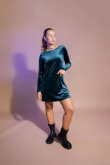 Vestido corto de terciopelo color negro, de manga larga y escote redondo, con silueta recta y fluida.