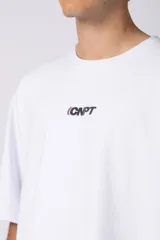 Remera oversize negra de manga corta, con cuello redondo y pequeño estampado frontal con las letras "CNPT".