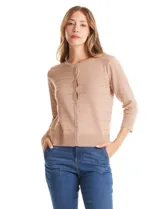 Cardigan de tejido fino con textura acanalada horizontal, cuello redondo y cierre frontal con botones. Presenta mangas tres cuartos con puños ajustados y un corte a la cintura.