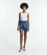 Short de jean azul con cintura alta, cinturón de tela con costuras a la vista y bolsillos.