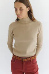 Polera de tejido morley color azul, con cuello alto y mangas largas, de corte ajustado al cuerpo.