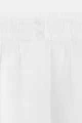Shorts de tiro medio confeccionados en lino blanco, con cintura elástica y bolsillos laterales ocultos.